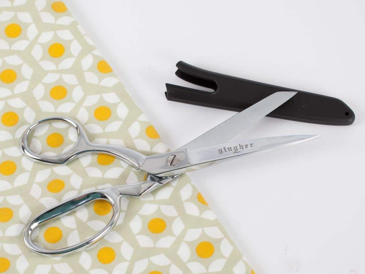 5 Best Sewing Scissors Reviewed In Detail (Fall 2023)