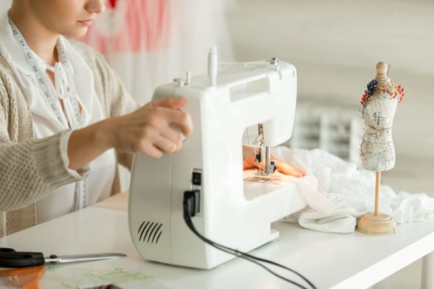 Mechanical vs Computerized Sewing Machines: Which One to Pick?