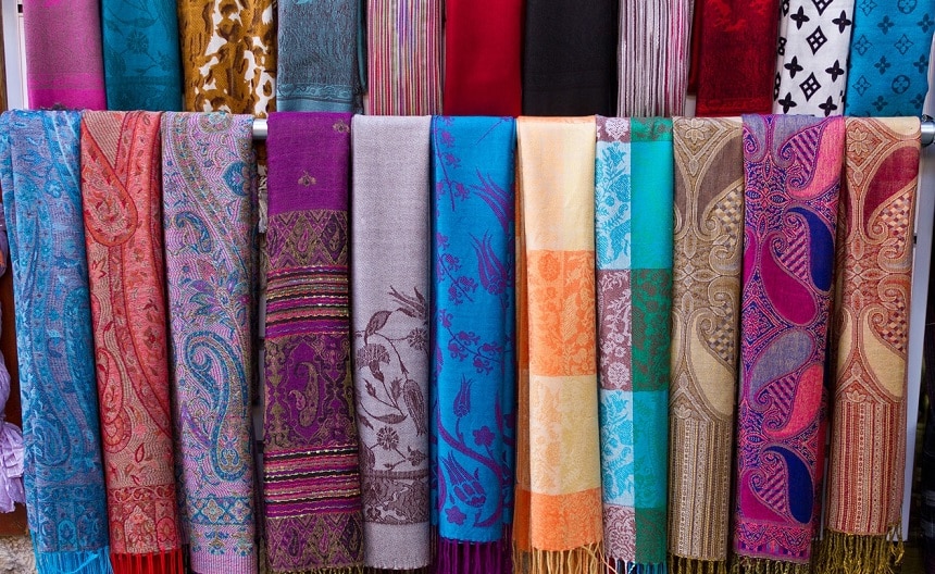 22 Different Types of Scarves Based on Style and Material