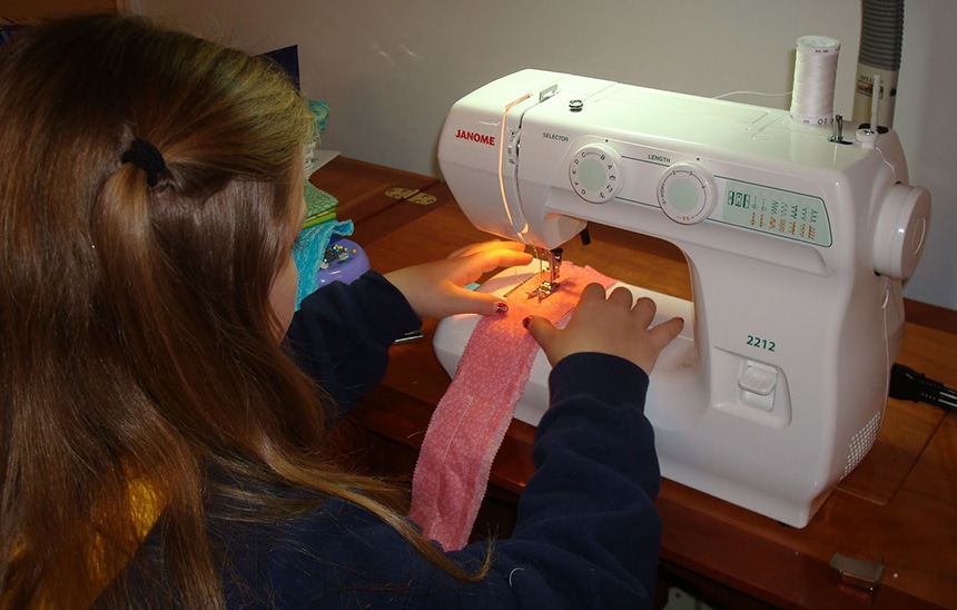 Janome 2212 Review: A Simple Sewing Machine for Newbies